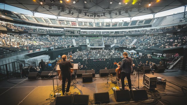 a-photo-of-a-concert-venue-with-a-stage-_SMkB62r6QmqkwsmUvpiv6w_LHx_TT04RGWrYmt2F1QgqQ