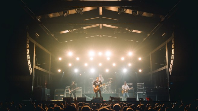 a-photo-of-a-rock-concert-with-a-stage-l_y8niprzqT0uHceSGrK2tvA_LHx_TT04RGWrYmt2F1QgqQ